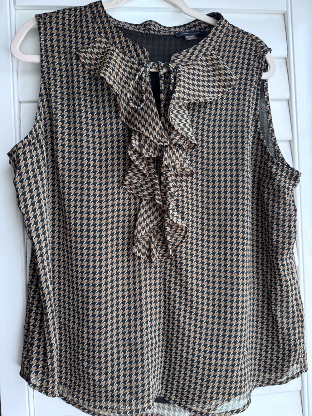 Sleeveless Ruffle Houndstooth Blouse in Black and Tan